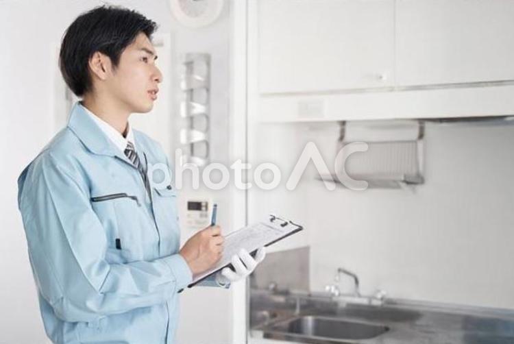 部屋の設備チェックをする日本人男性作業員 部屋,設備,チェックの写真素材