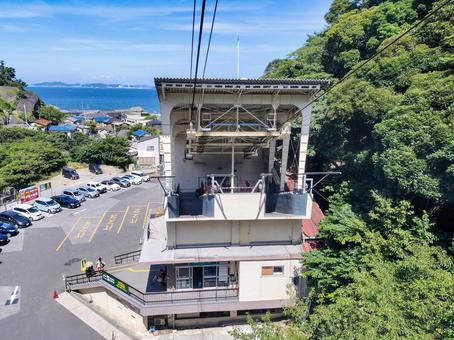 鋸山ロープウェー車内から山麓駅を見下ろす 鋸山ロープウェー車内から山麓駅を見下ろすの写真