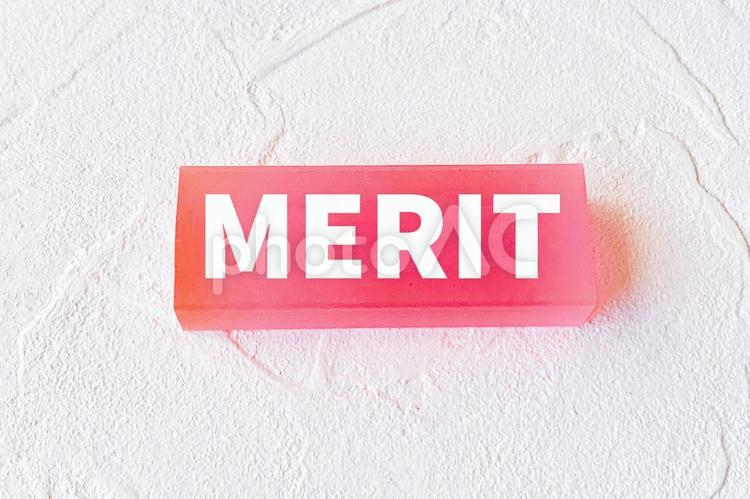 白壁にMERITの文字 メリット,merit,長所の写真素材