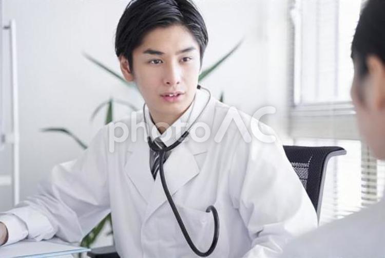 女性会社員を診察する日本人男性ドクター 医者,産業医,診察の写真素材