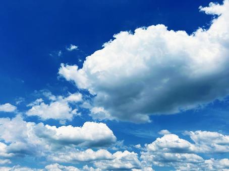 大きな白い雲が浮かぶ空模様 大きな白い雲が浮かぶ空模様の写真