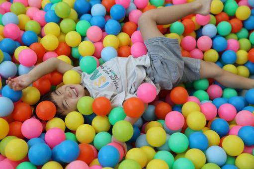 ボールプールで遊ぶ子供 ボールプール,男の子,子供の写真素材