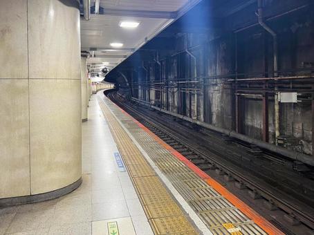 地下鉄 ホーム 地下鉄 ホームの写真