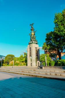【鳥取】鳥取駅前のモニュメント 鳥取駅,鳥取,朝の写真素材