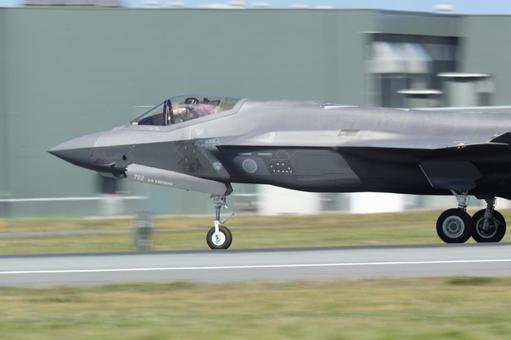 F-35A 着陸 F-35A 着陸 軍用機,戦闘機,ステルス機の写真素材