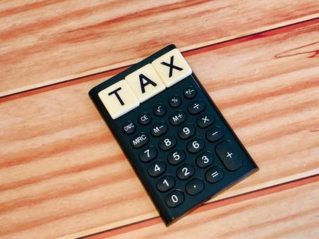 TAX・税金の文字と黒い電卓 TAX・税金の文字と黒い電卓の写真
