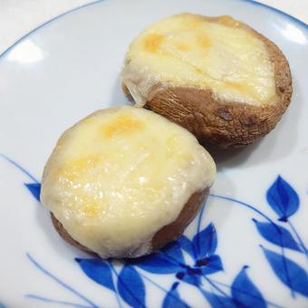 肉厚な椎茸に詰め合わせチーズトッピング 肉厚な椎茸に詰め合わせチーズトッピング 椎茸,肉厚,詰め合わせの写真素材