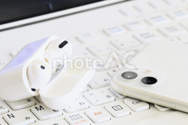 ブルートゥース接続　スマホとイヤフォン bluetooth,ペアリング,アップ撮影の写真素材