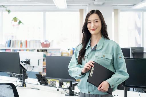 オフィスで仕事をする若い女性エンジニア オフィスで仕事をする若い女性エンジニア エンジニア,設計士,ビジネスの写真素材
