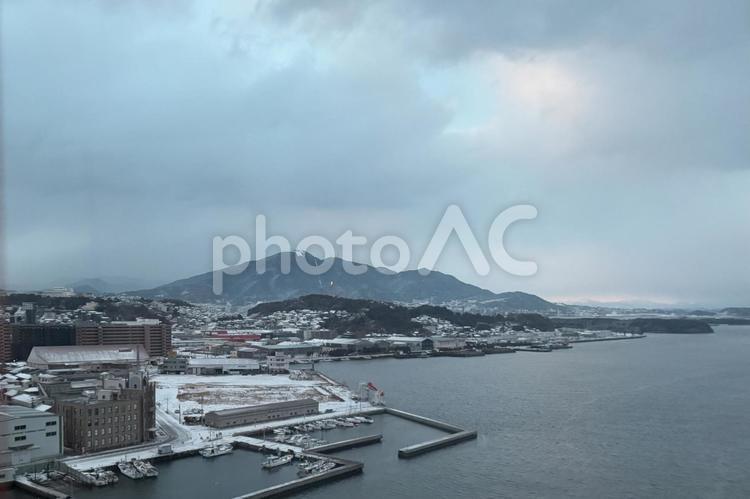 雪の積もった日の朝の戸畑 足跡,事故,轍の写真素材
