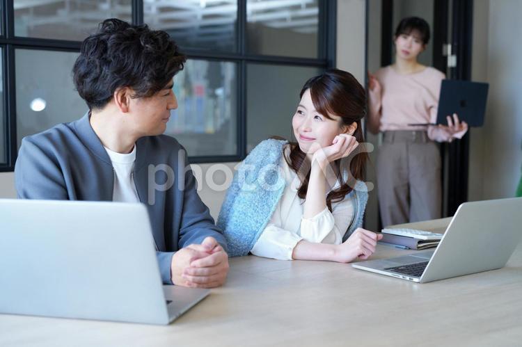 見つめ合う男女を見て呆れる女性 男女,見つめ合う,微笑むの写真素材