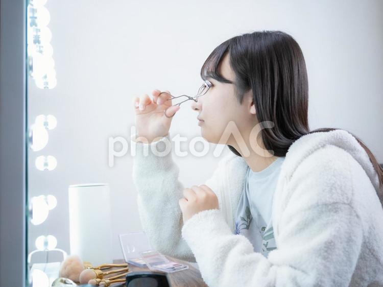 17：メイクをする女の子 メイク,スキンケア,身支度の写真素材
