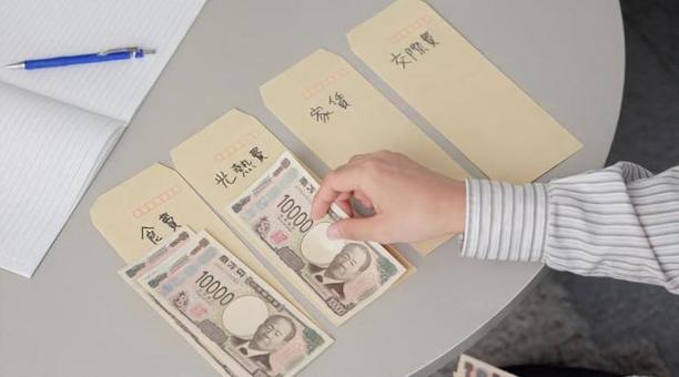 お金を仕分けるアジア人男性 お金,男性,仕送りの写真素材