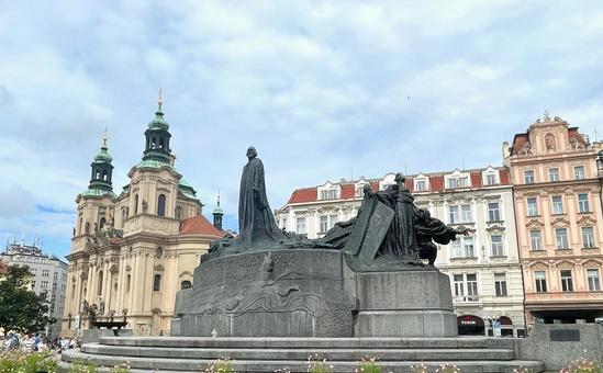 プラハ旧市街広場 プラハ旧市街広場,プラハ,ヤン・フスの像の写真素材