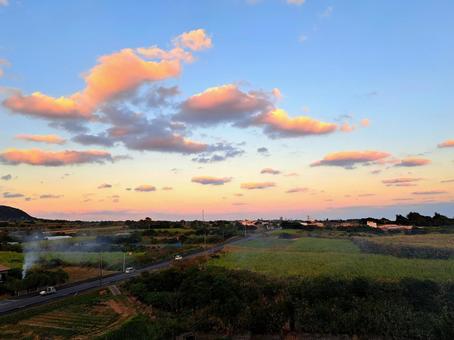 夕暮れの田舎の景色 空,夕方,もくもくの写真素材