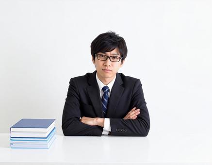 オフィスで困っているサラリーマン男性 オフィスで困っているサラリーマン男性の写真