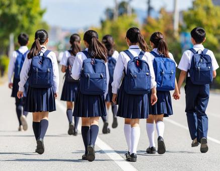 通学中の子供達の後ろ姿 通学中の子供達の後ろ姿の写真