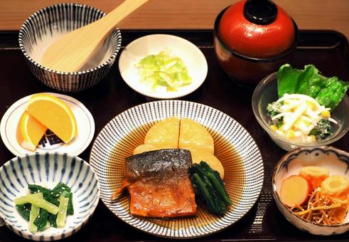 栄養バランスの取れた鯖定食和食日本料理 栄養バランスの取れた鯖定食和食日本料理 鯖,サバの味噌煮,ランチセットの写真素材