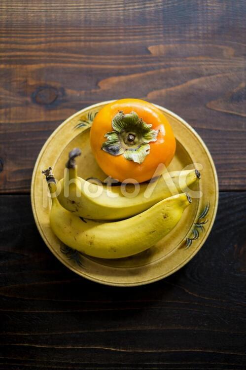 バナナと柿と和食器_俯瞰 バナナ,柿,果物の写真素材