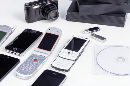 ガラケーとUSBとハードディスク ガラケーとUSBとハードディスク スマホ,スマートフォン,白背景の写真素材