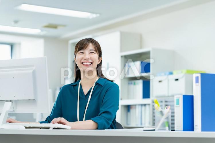 オフィスで働くビジネスウーマン ビジネスウーマン,ビジネス,オフィスの写真素材