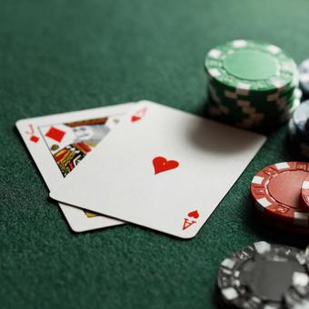 テーブル上のポーカーハンドとカジノチップ テーブル上のポーカーハンドとカジノチップの写真