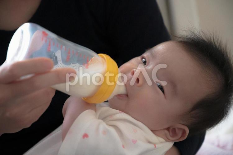 哺乳瓶で飲む赤ちゃん(その２) 赤ちゃん,哺乳瓶,粉ミルクの写真素材