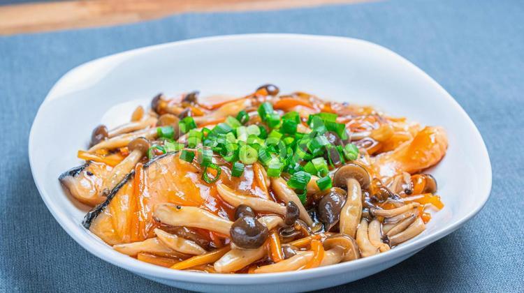 鮭の和風あんかけ煮 シャケ,キノコ,ぶなしめじの写真素材