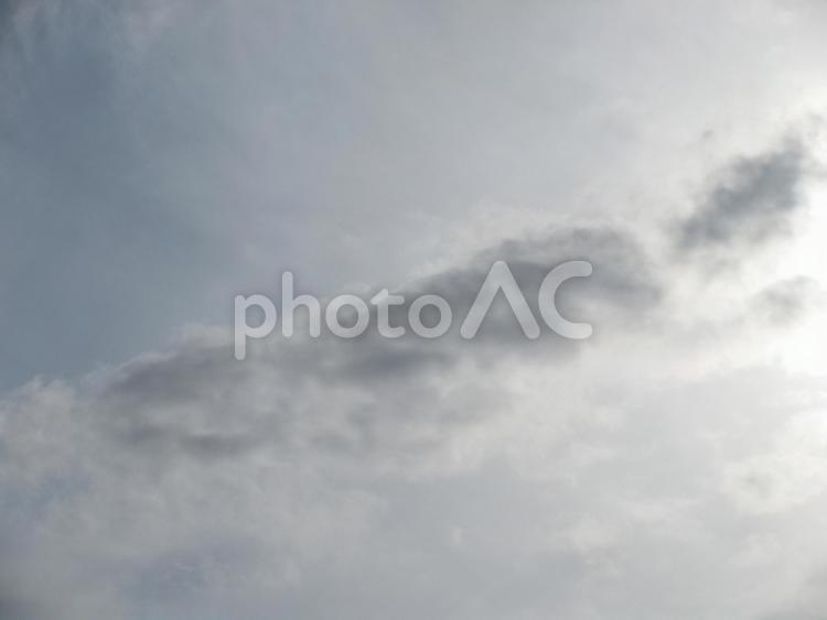 曇り空に一筋の雨雲 雨雲,空,一筋の写真素材