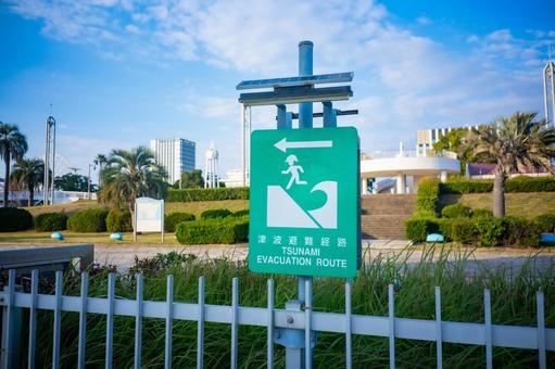 津波避難看板 津波,案内,ボードの写真素材