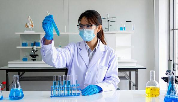 研究所で実験をする女性の研究者 研究所で実験をする女性の研究者の写真