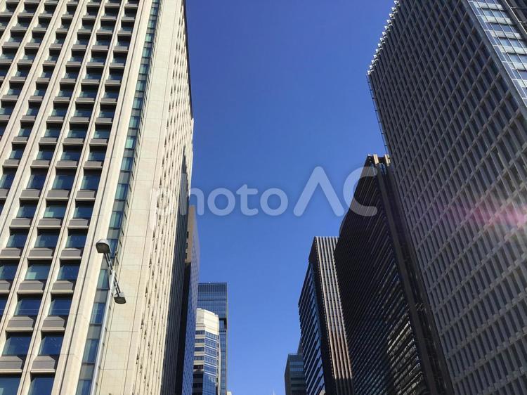 丸の内のビジネス街 サラリーマン,見上げる,風景の写真素材