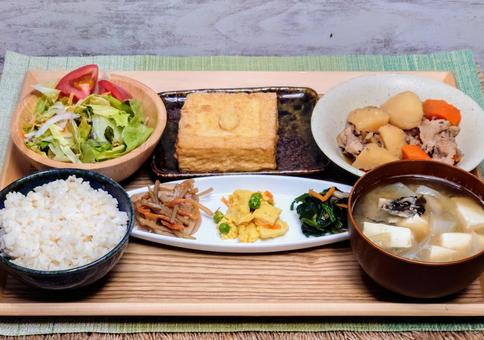 肉じゃがと厚揚げの和定食 肉じゃがと厚揚げの和定食 ご飯,肉じゃが,定食の写真素材