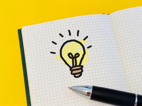 方眼ノートに豆電球の絵 気づき,ヒント,アイデアの写真素材