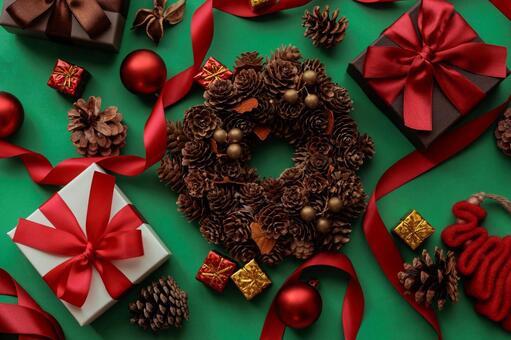 緑を背景にしたクリスマスのイメージ クリスマス,飾り,リースの写真素材