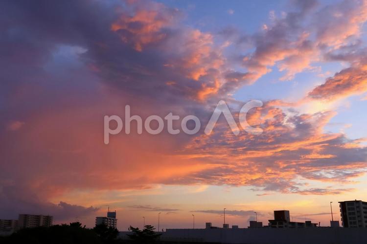 赤く染まる雲が幻想的な夕焼けの空 空,夕焼け,夕暮れの写真素材