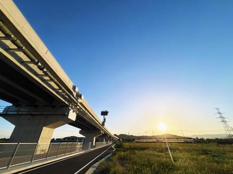 夕暮れ時の日を浴びる高架橋 高架橋,高速道路,道路の写真素材