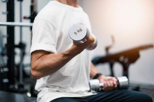 A man doing muscle training with dumbbells, muscle training, sports, 40 generations, JPG