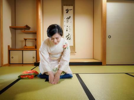 33:和服でお辞儀している女性 33:和服でお辞儀している女性 着物,お辞儀,お中元の写真素材