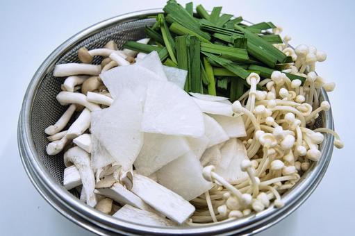 冬のお鍋の具材　きのこ類多め　 鍋,具材,野菜の写真素材