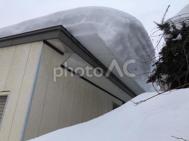屋根からの雪庇 落雪注意,雪庇,大雪の写真素材