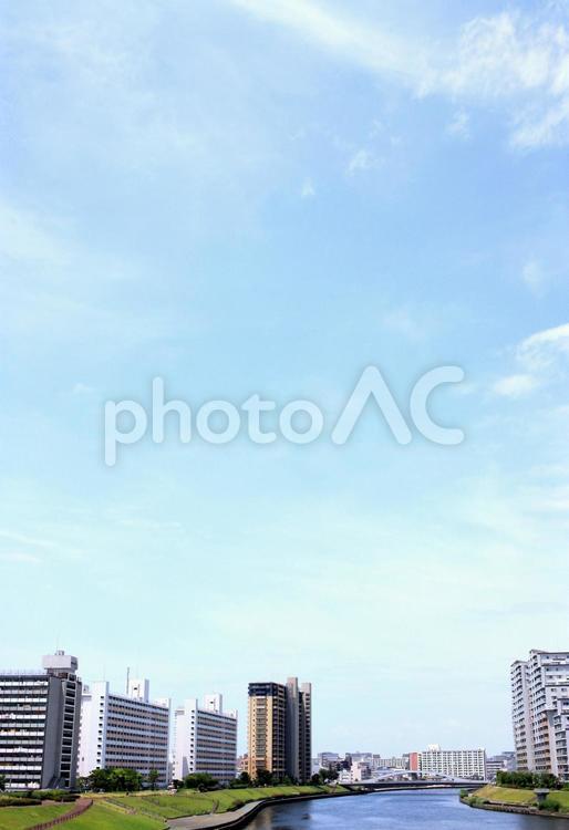 川沿いの高層住宅と大空1 空,団地,高層マンションの写真素材