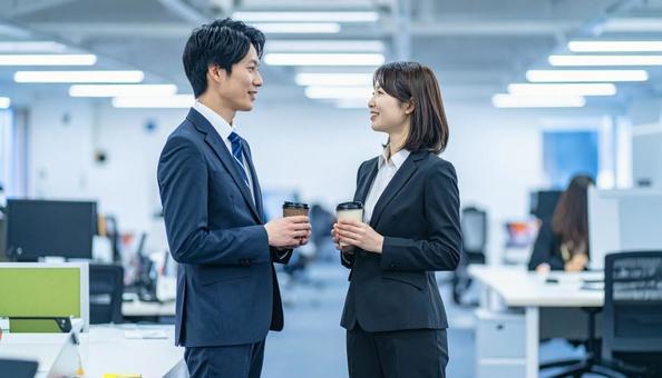 休憩中に談笑するビジネスパーソン 休憩中に談笑するビジネスパーソンの写真