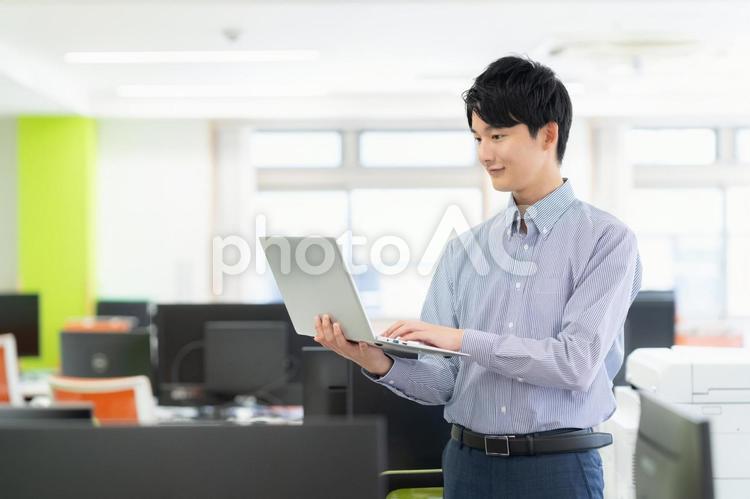 オフィスで働く男性エンジニア ビジネス,エンジニア,新入社員の写真素材