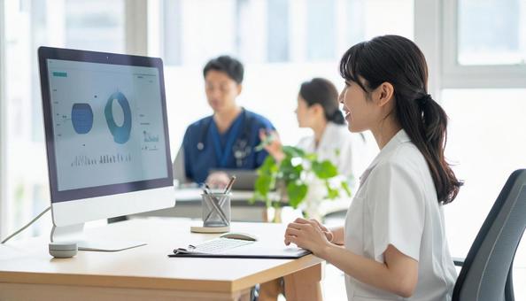 パソコンに向かって話す女性 パソコンに向かって話す女性の写真
