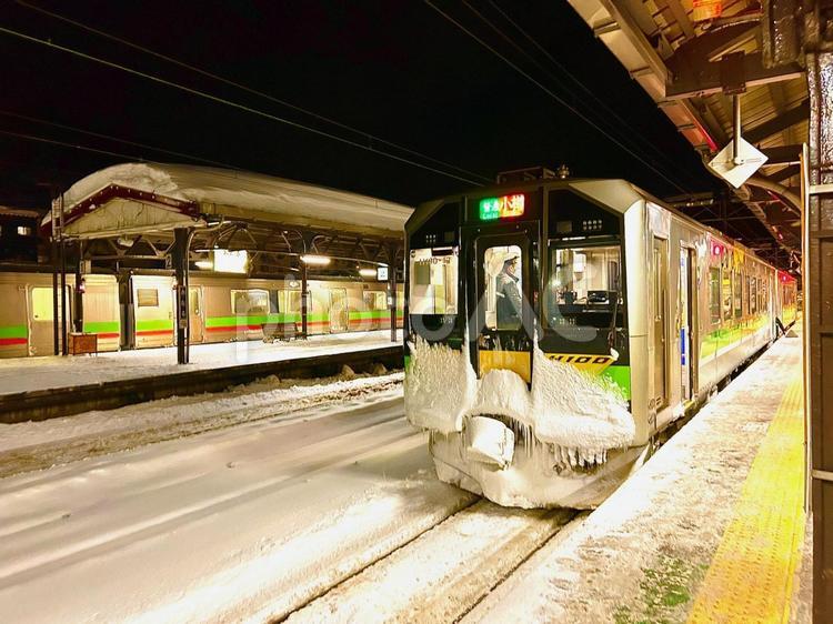 雪の積もった電車と駅の写真素材 電車,線路,駅の写真素材