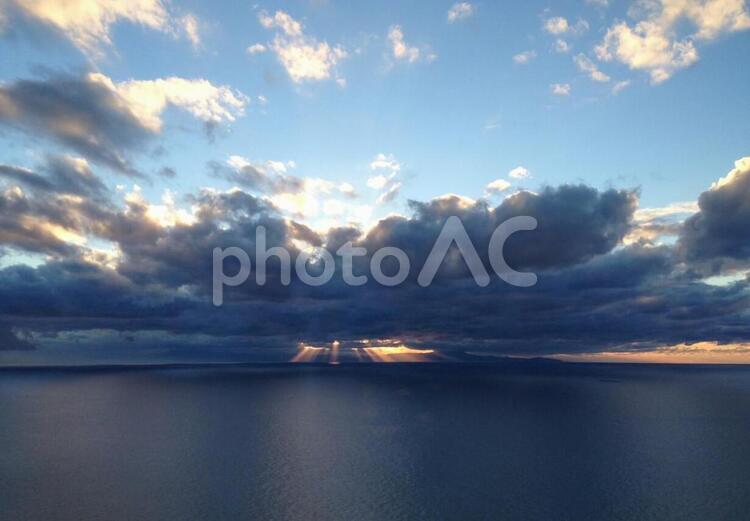 入り混じる明と暗の空 黒い雲,陽射し,どっち？の写真素材