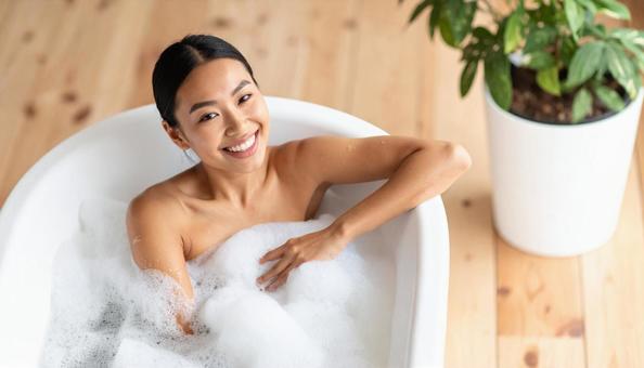 白いバスタブの泡ぶろに入る日本人女性 白いバスタブの泡ぶろに入る日本人女性の写真