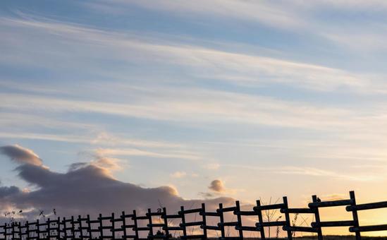 夕焼けと柵 夕焼けと柵の写真