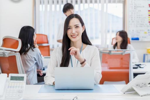 オフィスで働く若い女性。 オフィスで働く若い女性。 女性,若い女性,パソコンの写真素材